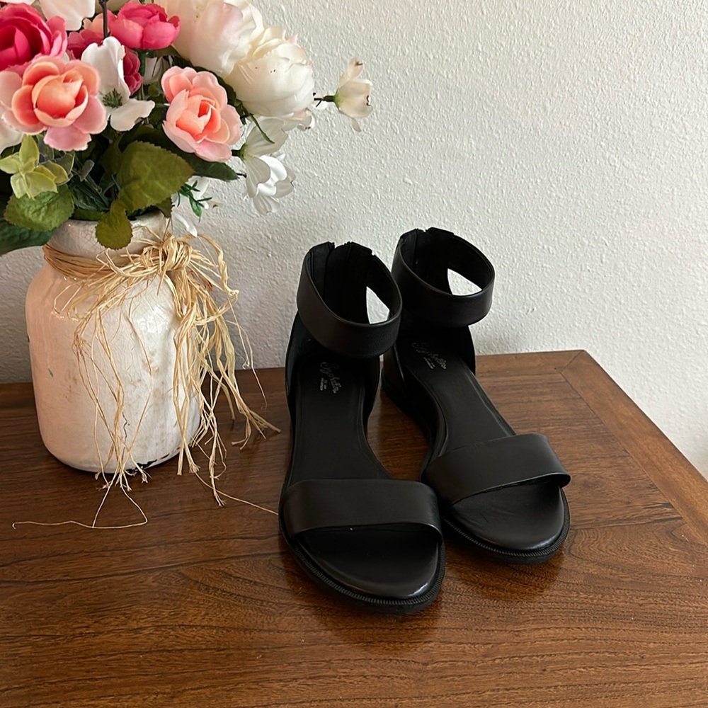 Seychelles women’s lofty black leather ankle strap sandals size 8.